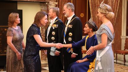 La reina de España, Letizia, saluda a invitados a la cena de Estado por la visita de los monarcas españoles a los Países Bajos, flanqueada por su esposo el Rey y los reyes de los Países Bajos. La reina está sentada por una infección en el pie.