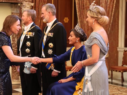 La reina de España, Letizia, saluda a invitados a la cena de Estado por la visita de los monarcas españoles a los Países Bajos, flanqueada por su esposo el Rey y los reyes de los Países Bajos. La reina está sentada por una infección en el pie.