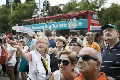 Grupos de turistas frente a la Sagrada Fam&iacute;lia.