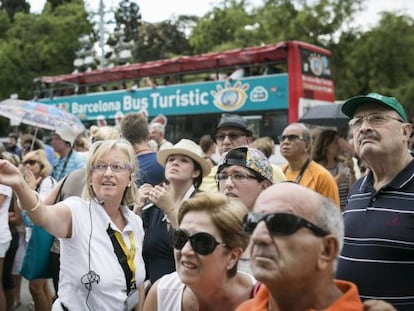 Grups de turistes davant de la Sagrada Família.