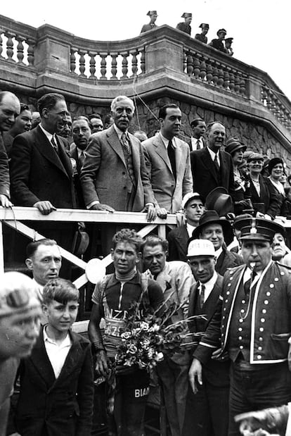 Lluís Companys y Francesc Macià en el palco de Montjuïc con el ciclista Gustaaf Deloor.