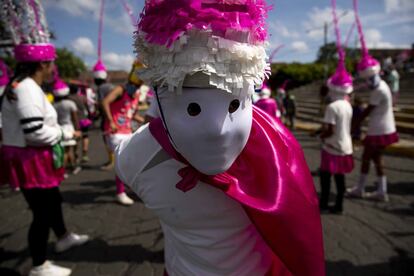 Cientos de católicos nicaragüenses disfrazados castigaron este jueves a un grupo de hombres que personificaron al apóstol Judas Iscariote durante la procesión de 'Los encadenados'. Esta festividad tradicional-religiosa se celebra desde hace más de un siglo en el municipio de Masatepe, al suroeste de Managua.