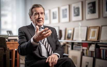 Schröder en su despacho el 14 de marzo, mientras se grababa una entrevista para el documental '¿Fuera de servicio? La historia de Gerhard Schröder'.