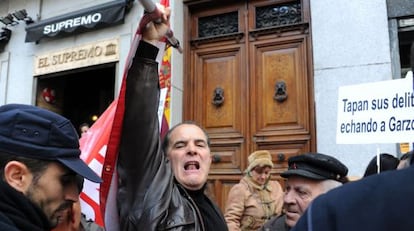 Simpatizantes de Garzón se manifiestan este martes ante el Supremo.