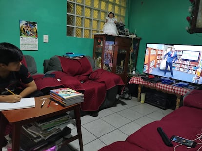 Diego Nahuatlato, estudiante de tercer año de secundaria, estudia con la televisión familiar en su casa de Ciudad de México.