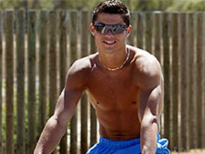 Cristiano Ronaldo se relaja con un paseo en bicicleta.