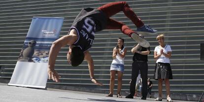 Un bailarín de 'break dance' realiza una pirueta este martes en el acto de presentación del programa de la Semana Grande de San Sebastián.