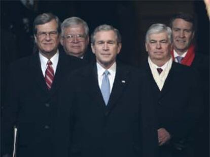 Bush (en el centro), rodeado de algunos de sus asesores, saliendo ayer del Capitolio.