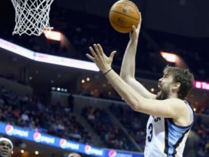 Marc Gasol lanza ante los Cavaliers.