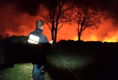 Los servicios de emergencia tratan de controlar 32 incendios forestales activos en Cantabria. Más de 430 efectivos han trabajado en la extinción de los hasta 40 incendios registrados en la región, según los últimos datos facilitados por el Gobierno cántabro.