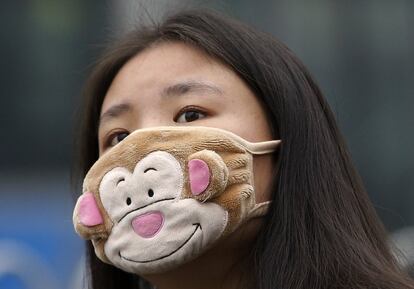 La mayoría de los habitantes de Pekín se han acostumbrado a utilizar mascarillas que lEs protegen de la contaminación atmosférica que envuelve la capital china. Esta es una pequeña muestra de los modelos más usados