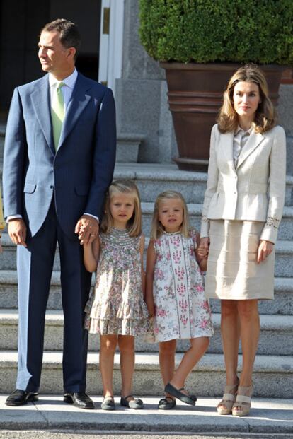 Don Felipe, doña Letizia y sus hijas, las infantas Leonor y Sofía, en una imagen de agosto de 2011