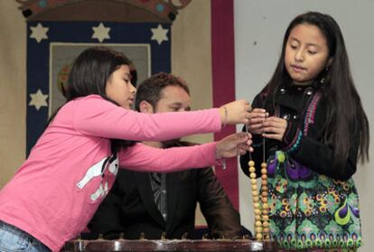 Dos niñas practican esta mañana para el sorteo.