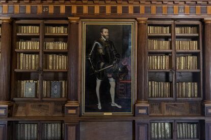 Retrato del emperador Carlos V, obra de Juan Pantoja de la Cruz, en la biblioteca.