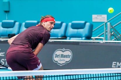 Zverev volea en un instante del partido.