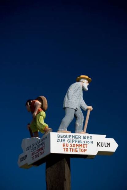 Señal de madera en el sendero a la cumbre de la Rigi.