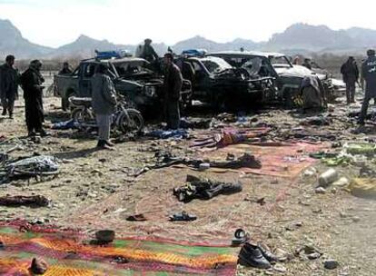Policías afganos inspeccionan el lugar del atentado ayer en Kandahar.