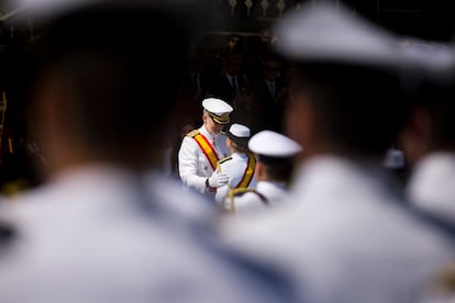 La princesa Leonor recibe la Gran Cruz al Mérito Naval de manos de su padre, el rey Felipe VI, durante la entrega de reales despachos a los nuevos oficiales en la Academia Naval de Marín, este miércoles 16 de julio, día del Carmen, como es tradición. Con esta ceremonia, la princesa pone fin a su instrucción de casi un año en la Armada.
