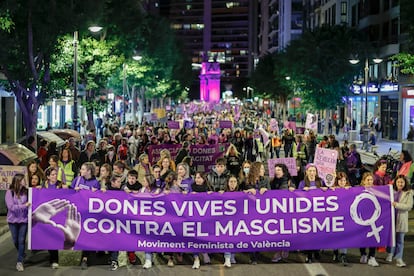 Inicio de la manifestación convocada por el Moviment Feminista de València en 2022 bajo el lema "Dones, vives i unides contra el masclisme", donde dos mujeres supervivientes leerán el manifiesto.