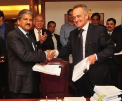 Anand Mahindra, preisdente de Mahindra Group, y Anton Pradera, presidente de CIE Automotive, el s&aacute;bado, tras la firma de la alianza estrat&eacute;gica.