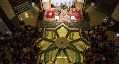 Patio de la Fundación Tres Culturas de Sevilla, durante la actuación de Rocío Márquez.