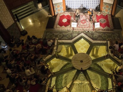 Patio de la Fundaci&oacute;n Tres Culturas de Sevilla, durante la actuaci&oacute;n de Roc&iacute;o M&aacute;rquez.