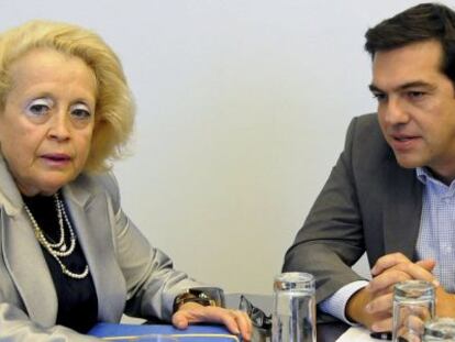 Alexis Tsipras con su sustituta en una reuni&oacute;n en octubre de 2014. 