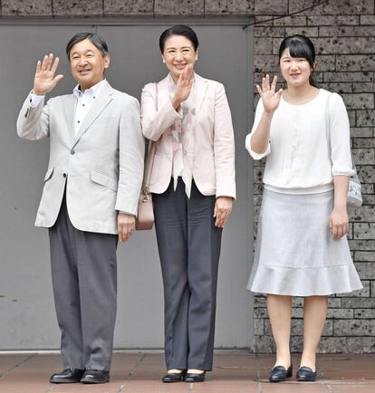 Los príncipes Naruhito y Masako con su hija, la princesa Aiko, en mayo de 2018.