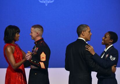 Michelle y Barack Obama bailan con miembros de las Fuerzas Armadas de EE UU.