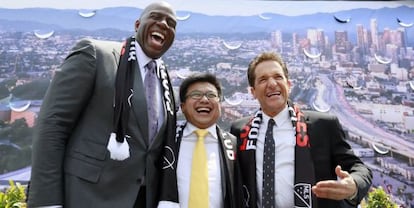 Los inversores Earvin Johnson, Henry Nguyen y Peter Guber, tras anunciar la construcción de un estadio de fúbol en Los Ángeles, el lunes.