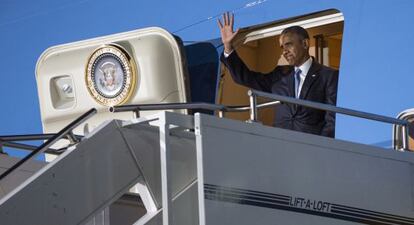 El presidente Obama saluda tras aterrizar en Kenia. 