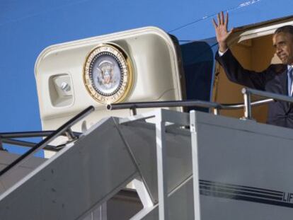 El presidente Obama saluda tras aterrizar en Kenia. 