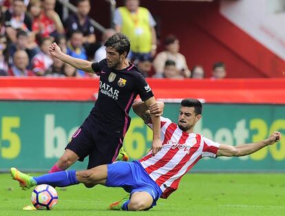 Sergio Álvarez (d) del Sporting hace presión a Sergi Roberto (i) del FC Barcelona.
