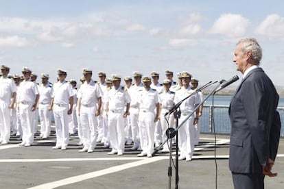 Fotografía facilitada por el Ministerio de Defensa de Pedro Morenés ayer en Yibuti, antes de visitar Somalia.