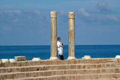 A 125 kilómetros al este de Trípoli (Libia), cerca de Khoms, la vieja Leptis Magna sigue casi como en tiempos del emperador romano Septimio Severo, cuando era una de las más importantes colonias romanas de la costa mediterránea. Rica y poderosa, fue decayendo y, tras ser conquistada por los árabes y recuperada por los bizantinos en el 535, desapareció del mapa en 642.