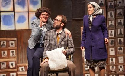 Escena de la obra 'Happy End', dirigido por Iñaki Rikarte. De izquierda a derecha, Garbiñe Insausti, Xabi Donosti y Ana Pimenta.
