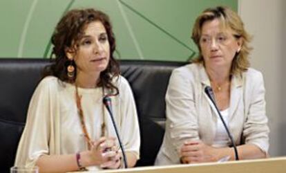 La consejera de Salud y la directora de la red de biobancos de Andaluc&iacute;a. 