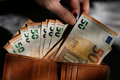 Billetes de euro en una cartera.
