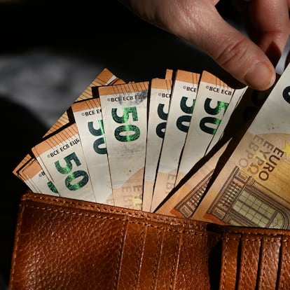 Billetes de euro en una cartera.