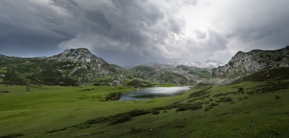 Dentro del parque nacional de los Picos de Europa se encuentran los Lagos de Covadonga, uno de los espacios naturales más visitado de España. Se trata de dos lagunas de origen glaciar, Enol y Encina, a las que en época de deshielo se suma una tercera, Bricial. Desde las amplias y suaves lomas de los lagos se puede acceder en una marcha de montaña apta solo para senderistas preparados al mirador de Ordiales, un balcón natural prodigioso por sus vistas y también muy simbólico: allí se encuentra enterrado Pedro Pidal, marqués de Villaviciosa y creador de los primeros parques nacionales de España.