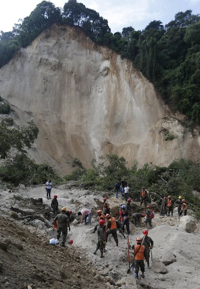 Los rescatistas buscan supervivientes y cadáveres entre el alud.