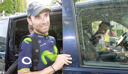 Valverde sube a un coche, despu&eacute;s de la contrarreloj de P&eacute;rigueux.