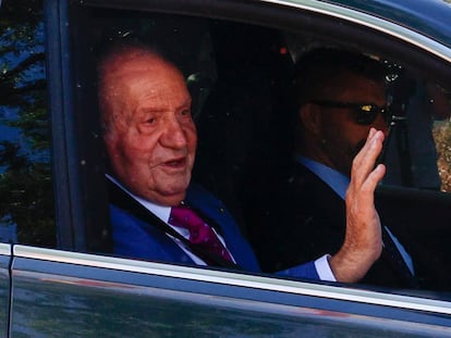 El rey Juan Carlos saluda a su llegada este lunes al Palacio de la Zarzuela de Madrid.