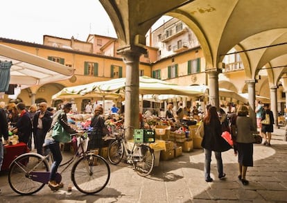 Mercado en Piazza delle Vettovaglie, en el centro de Pisa (Italia).