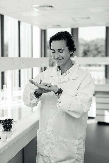 Mathilde Thomas probando uno de sus productos en el laboratorio.