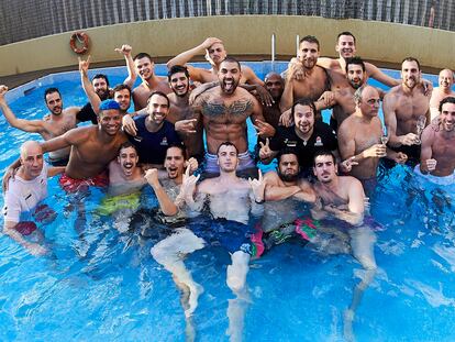 Los jugadores y técnicos del San Pablo Burgos celebran el pase a semifinales bañándose en la piscina de su hotel