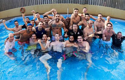 Los jugadores y técnicos del San Pablo Burgos celebran el pase a semifinales bañándose en la piscina de su hotel