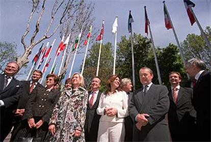 Los embajadores en España de los 10 nuevos miembros de la UE posan en Madrid al pie de sus respectivas banderas.