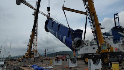 La vela rígida, a su llegada a Panamá para el ensamblaje.