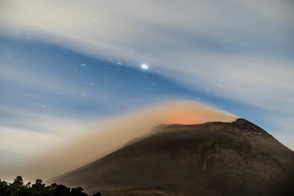 El volcán lanza exhalaciones y material incandescente en la madrugada del 28 de marzo de 2024.  